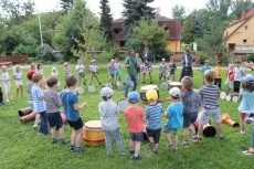 Bubnování a rozloučení s předškoláky na zahradě